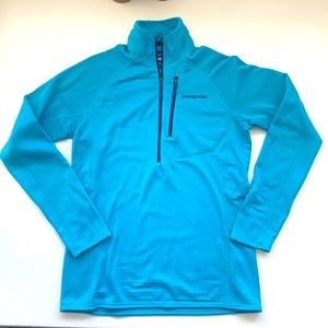 Patagonia Women’s R1 Pullover 3/4 zip in blue! Size Small!